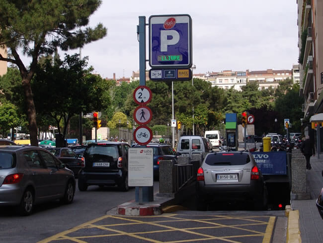 Parking in Barcelona: paid, free and parking rules